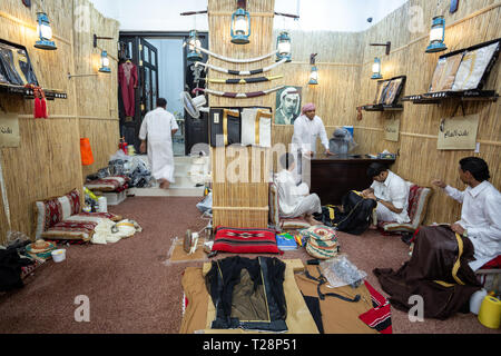 DOHA, QATAR - 22 septembre 2014 : l'Arabe boutique de tailleur pour hommes vêtements et de la mode Banque D'Images