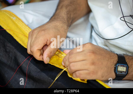 DOHA, QATAR - 22 septembre 2014 : La main de Black Watch couture pour créer un bisht. Banque D'Images