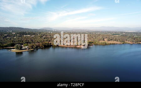 Vue panoramique de Canberra (Australie) dans la journée, sur le lac Burley Griffin. Banque D'Images