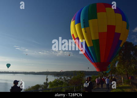 Canberra, Australie - 10 mars 2019. Ballons à air chaud à l'atterrissage à Lac Burley Griffin, dans le cadre de la montgolfière spectaculaire Festival à Canberra. Banque D'Images