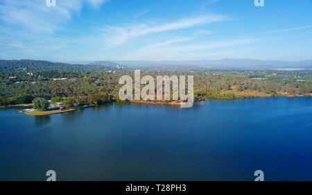Vue panoramique de Canberra (Australie) dans la journée, sur le lac Burley Griffin. Banque D'Images