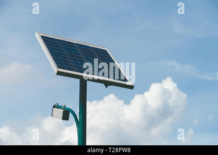 Public moderne Lampadaire alimenté par l'énergie solaire Banque D'Images