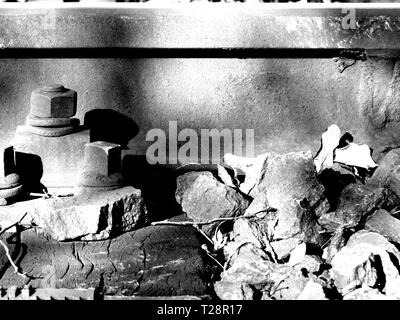 La voie de chemin de fer et de ballast en noir et blanc Banque D'Images