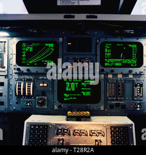 (15 mars 1979) --- Une vue de l'intérieur de la mission de la navette spatiale simulator (SMS), avec la zone située entre le commandant et les postes de pilote qui abrite les affichages et les commandes. Le tube cathodique (CRT) des écrans d'ordinateur sont en haut ; une partie de l'ordinateur claviers pour le commandant et le pilote peut être vu en bas au centre. Ce SMS motion simulateur de base est situé dans le centre de formation et de simulation de mission au Centre spatial Johnson de la NASA (JSC). Banque D'Images