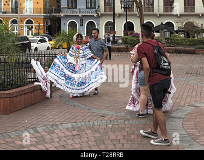 Jeune femme en vêtements traditionnels dans la vieille ville de Casco Viejo Panama City, Panama Banque D'Images