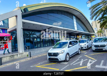 Taxi, Taxi en attente devant la gare routière principale de Valence Espagne Banque D'Images