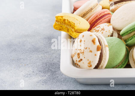 Des macarons colorés sur une plaque de cuisson pour le dessert traditionnel français. Banque D'Images