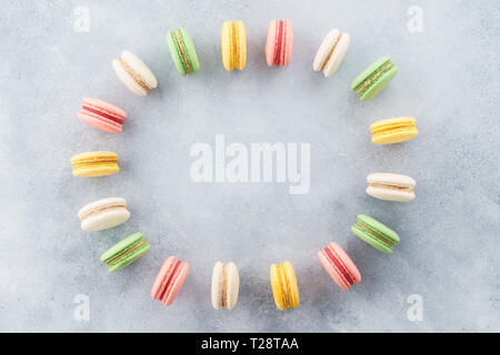 Cadre fait de macarons français colorés. Arrière-plan de création avec l'espace pour le texte. Mise à plat. Banque D'Images