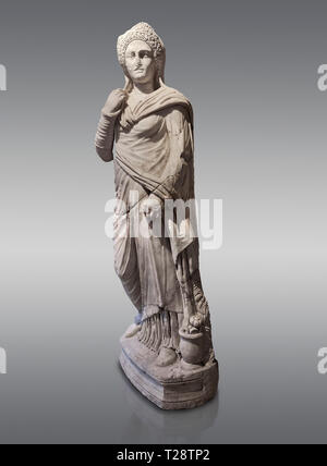 Statue romaine de Demiougous, 2ème ANNONCE de siècle de Hierapolis. Musée Archéologique de Hierapolis, la Turquie. Sur un arrière-plan gris Banque D'Images