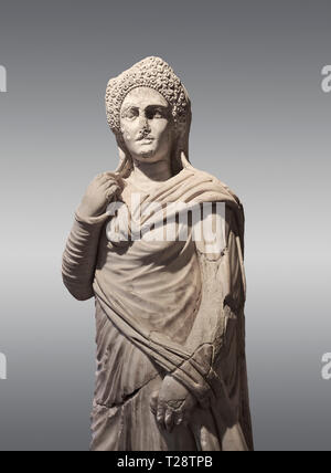 Statue romaine de Demiougous, 2ème ANNONCE de siècle de Hierapolis. Musée Archéologique de Hierapolis, la Turquie. Sur un arrière-plan gris Banque D'Images