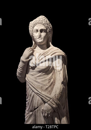 Statue romaine de Demiougous, 2ème ANNONCE de siècle de Hierapolis. Musée Archéologique de Hierapolis, la Turquie . Contre un fond noir Banque D'Images