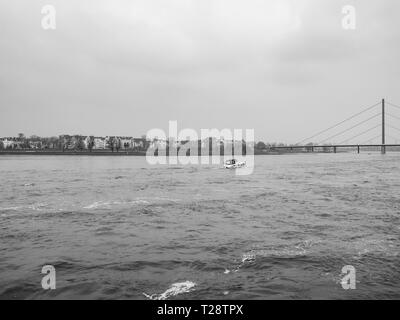 Düsseldorf, Allemagne, 23 mars 2019. Suspension moderniste pont sur le Rhin Banque D'Images