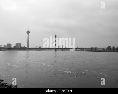 Düsseldorf, Allemagne, 23 mars 2019. Suspension moderniste pont sur le Rhin avec la tour de télévision et de l'état du bâtiment du parlement européen à l'arrière-plan Banque D'Images