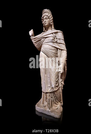 Statue romaine de Julia Domina . En. Perge. 2ème ANNONCE de siècle. Pas d'inv 3268. Musée Archéologique d'Antalya, Turquie. Sur un fond noir. Julia Domn Banque D'Images