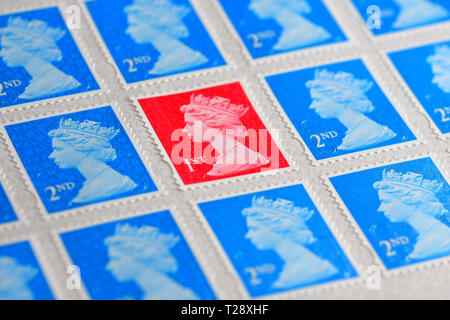 L'un rouge la 1re classe 2e classe bleue avec timbres stamps Banque D'Images