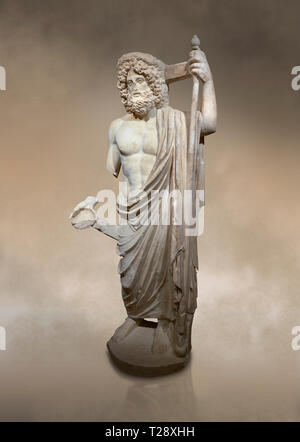 Statue romaine d'Asclépios. En. Perge. 2ème ANNONCE de siècle. Aucun fichier .Inv Musée Archéologique d'Antalya, Turquie. Contre un art fond chaud. Asclépios était un Banque D'Images