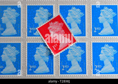 L'un rouge la 1re classe 2e classe bleue avec timbres stamps Banque D'Images