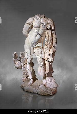 Statue romaine de Hercules. En. Perge. 2ème ANNONCE de siècle. Inv non . Musée Archéologique d'Antalya, Turquie. Sur un arrière-plan gris Banque D'Images