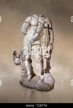 Statue romaine de Hercules. En. Perge. 2ème ANNONCE de siècle. Inv non . Musée Archéologique d'Antalya, Turquie. Contre un art fond chaud. Banque D'Images