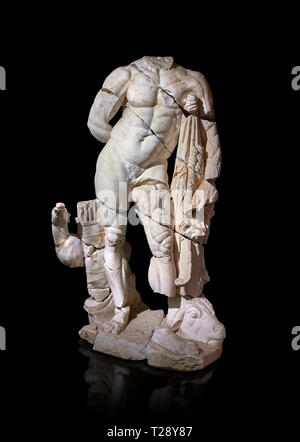 Statue romaine de Hercules. En. Perge. 2ème ANNONCE de siècle. Inv non . Musée Archéologique d'Antalya, Turquie. Sur un fond noir. Banque D'Images