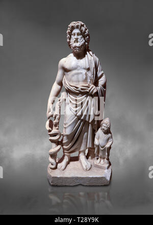 Statue romaine d'Asclépios. En. Perge. 2ème ANNONCE de siècle. Inv non . Musée Archéologique d'Antalya, Turquie. Sur un arrière-plan gris Asclépios était un son Banque D'Images