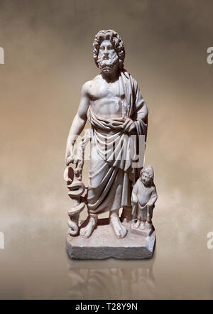 Statue romaine d'Asclépios. En. Perge. 2ème ANNONCE de siècle. Inv non . Musée Archéologique d'Antalya, Turquie. Contre un art fond chaud. Asclépios était un Banque D'Images