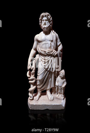 Statue romaine d'Asclépios. En. Perge. 2ème ANNONCE de siècle. Inv non . Musée Archéologique d'Antalya, Turquie. Sur un fond noir. Asclépios était un il Banque D'Images