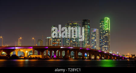 Vue de nuit de la ville de Miami et du Bay Area. MacArthur Causeway à magnifique avec des néons roses. Prises d'Venetial islands Banque D'Images