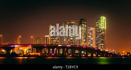 Vue de nuit de la ville de Miami et du Bay Area. MacArthur Causeway à magnifique avec des néons roses. Prises d'Venetial islands Banque D'Images