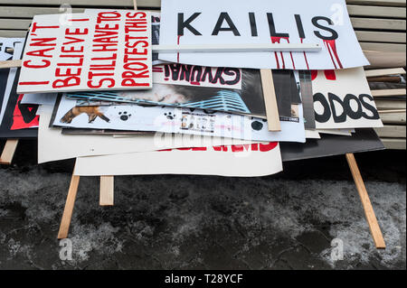 Des pancartes et des banderoles lors d'une protestation contre l'industrie de la fourrure à Vilnius, Lituanie. La Lituanie a encore plusieurs fermes à fourrure. Banque D'Images