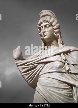 Statue romaine de Julia Domina . En. Perge. 2ème ANNONCE de siècle. Pas d'inv 3268. Musée Archéologique d'Antalya, Turquie. Sur un arrière-plan gris Banque D'Images