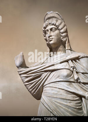 Statue romaine de Julia Domina . En. Perge. 2ème ANNONCE de siècle. Pas d'inv 3268. Musée Archéologique d'Antalya, Turquie. Contre un art fond chaud. Banque D'Images