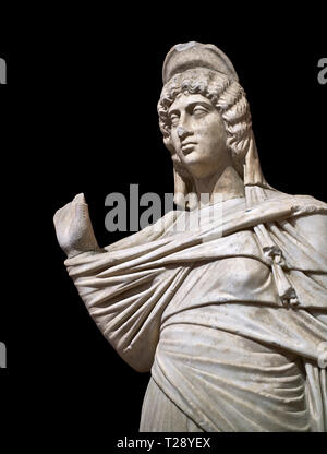 Statue romaine de Julia Domina . En. Perge. 2ème ANNONCE de siècle. Pas d'inv 3268. Musée Archéologique d'Antalya, Turquie. Sur un fond noir. Banque D'Images