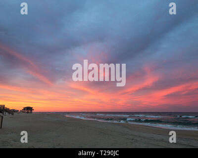 Amazing orange, rose, rouge, violet et le coucher du soleil le long de la plage, dans les Outer Banks de Caroline du Nord. Banque D'Images