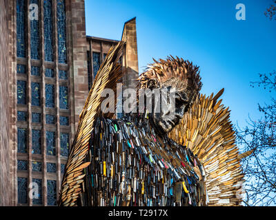 Cathédrale de la statue de Cutter Angel Coventry - 8 m sculpture de Knife Angel faite de 100 000 lames remises à la police à travers le Royaume-Uni. Artiste Alfie Bradley Banque D'Images