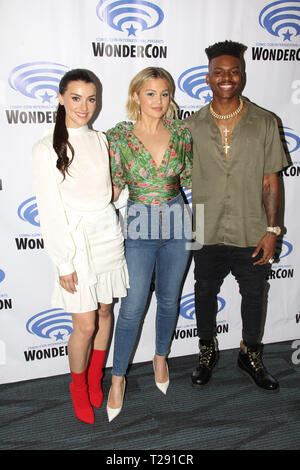 Emma Lahana, Olivia Holt et Aubrey Joseph favorise le manteau de 'Merveille & Dagger' à WonderCon 2019 le jour 1 s'est tenue au Centre de Convention d'Anaheim à Anaheim, Californie le 29 mars 2019. Photo par : Richard Chavez / PictureLux Banque D'Images