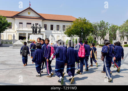 Les écoliers thaïlandais visiter le monument aux trois rois à Chiang Mai Banque D'Images