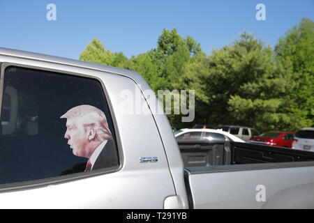 Une image de Président des Etats-Unis, Donald J. Trump est apposée sur la vitre à l'arrière d'une camionnette garée dans un parking de Bloomington, Indiana, États-Unis d'Amérique. Le 24 mai 2018. Banque D'Images