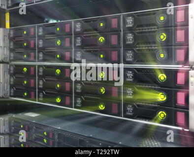 Serveur rack pour disque dur grande. Beaucoup de puissants serveurs exécutant dans le centre de données local serveur. Baie de stockage disque. Banque D'Images
