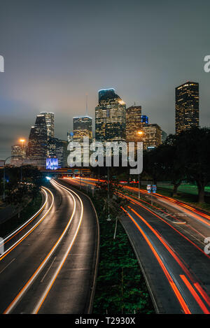 Une longue exposition de la circulation sur la promenade de Allen et le Houston skyline at night, à Houston, Texas Banque D'Images