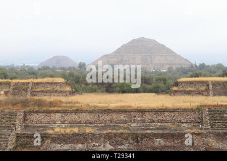 Ruines mayas et les pyramides de Teotihuacán à l'extérieur de la ville de Mexico, Mexique Banque D'Images