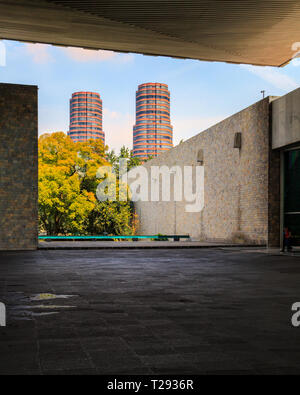 Vue depuis l'intérieur du magnifique Musée National d'anthropologie de Mexico, Mexique avec deux tours à l'arrière-plan Banque D'Images