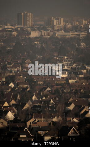 AJAXNETPHOTO. LOUVECIENNES, FRANCE. - Voir À PARTIR DE HAUTEURS AU NORD DU CENTRE DU VILLAGE AVEC VUE SUR LA SEINE VERS LA BANLIEUE DE CROISSY, CHATOU ET LE VESINET;endroits dans la région visitée par 19E SIÈCLE peintres impressionnistes comme Alfred Sisley, Camille PISSARRO, Auguste Renoir et d'autres AVANT LE RÉAMÉNAGEMENT DU PAYSAGE MODERNE. PHOTO:JONATHAN EASTLAND/AJAX REF:D90301 2056 Banque D'Images