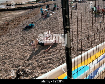 AJAXNETPHOTO. WORTHING, Angleterre. - Scène de plage - absorbant les derniers rayons de soleil d'octobre. PHOTO:JONATHAN EASTLAND/AJAX REF:GR3122510 13786  Banque D'Images