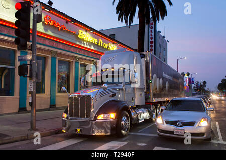 LOS ANGELES - un Mac Donalds chariot en avant du Ripley's croyez-le ou non sur Hollywood Boulevard dans les heures tôt de matin. Banque D'Images