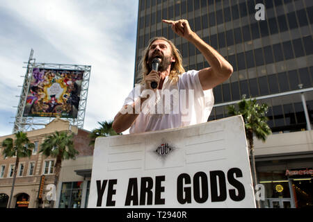 LOS ANGELES - Un imitateur de Jésus prêchant sur Hollywood Boulevard. Banque D'Images