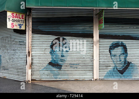 LOS ANGELES - peinture de personnages de Star Trek Spock et le capitaine Kirk sur l'obturateur d'un magasin de souvenirs sur Hollywood Boulevard. Banque D'Images