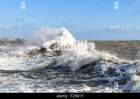 Mer agitée avec des vagues de pulvérisation par un jour de vent Banque D'Images