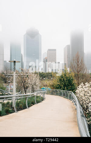 Vue de la ville de Houston dans le brouillard, de Buffalo Bayou Park à Houston, Texas Banque D'Images