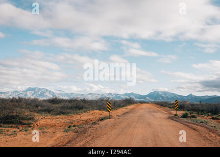 Chemin de terre et montagnes dans le désert de l'Est de l'Arizona Banque D'Images